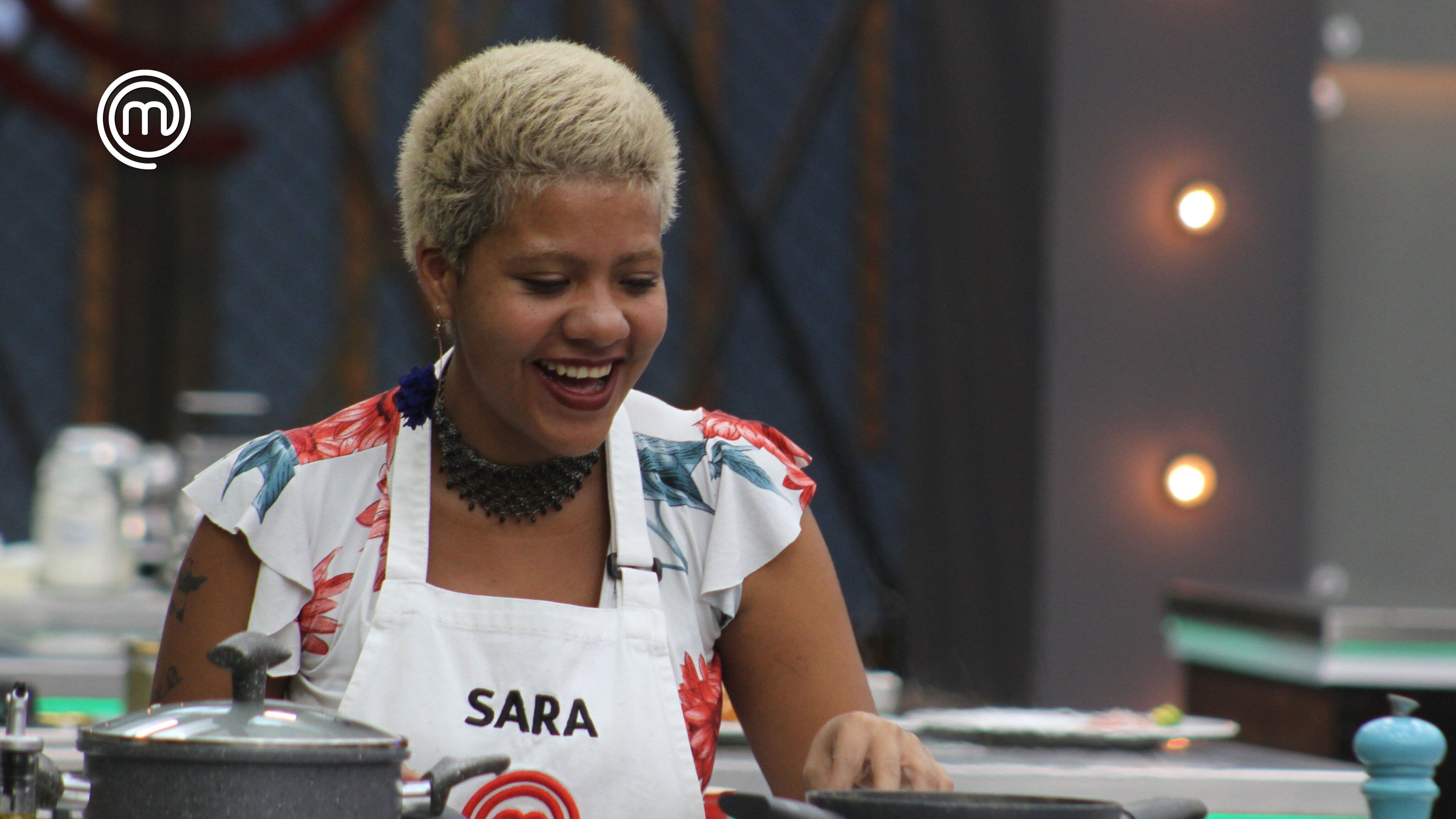Sara sonríe sin parar en la cocina de MasterChef Ecuador (Foto: Twitter @teleamazonasec)