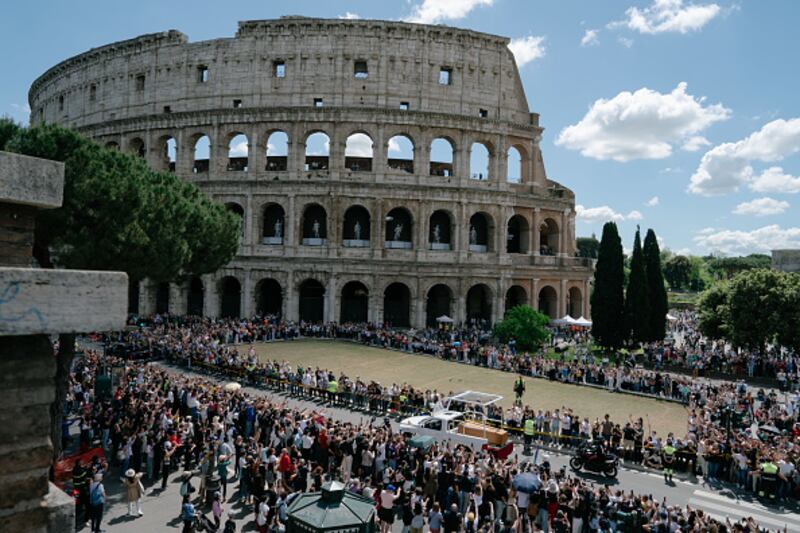 ROMA, ITALIA - 26 DE ABRIL: Un vehículo que transporta el ataúd del fallecido Papa Francisco pasa por el Coliseo el 26 de abril de 2025 en Roma, Italia. El Papa Francisco falleció el 21 de abril a la edad de 88 años. Nacido en Argentina como Jorge Mario Bergoglio, fue el primer latinoamericano y el primer jesuita en convertirse en Papa cuando fue elegido en 2013. Adoptó el nombre de Francisco en honor a San Francisco de Asís y promovió una versión más humilde del papado en comparación con muchos de sus predecesores. Será enterrado fuera del Vaticano en un sencillo ataúd de madera en la Basílica de Santa María la Mayor. (Foto por Andrei Pungovschi/Getty Images)