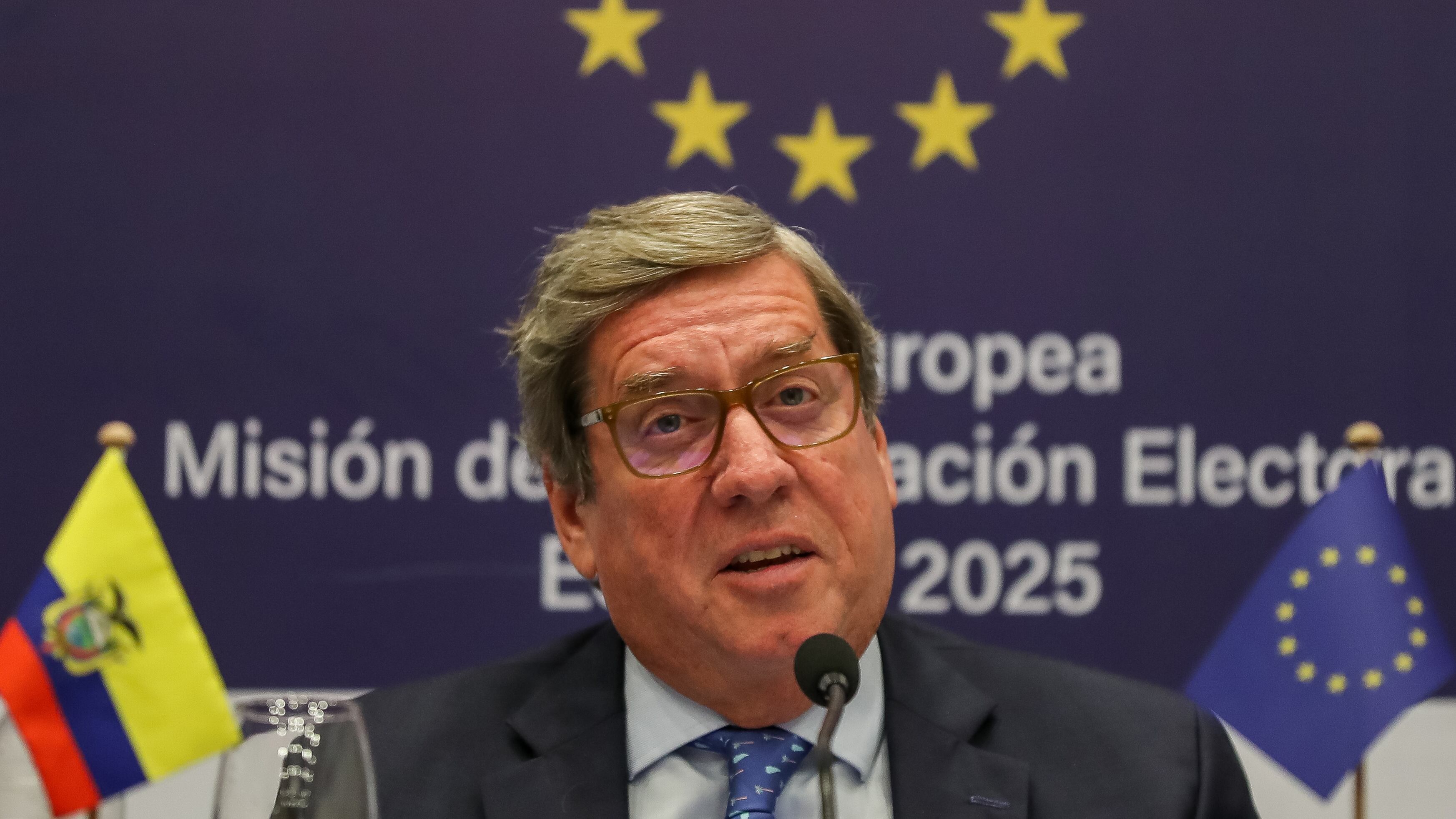 El eurodiputado español Gabriel Mato habla durante una rueda de prensa este martes, en Quito (Ecuador).