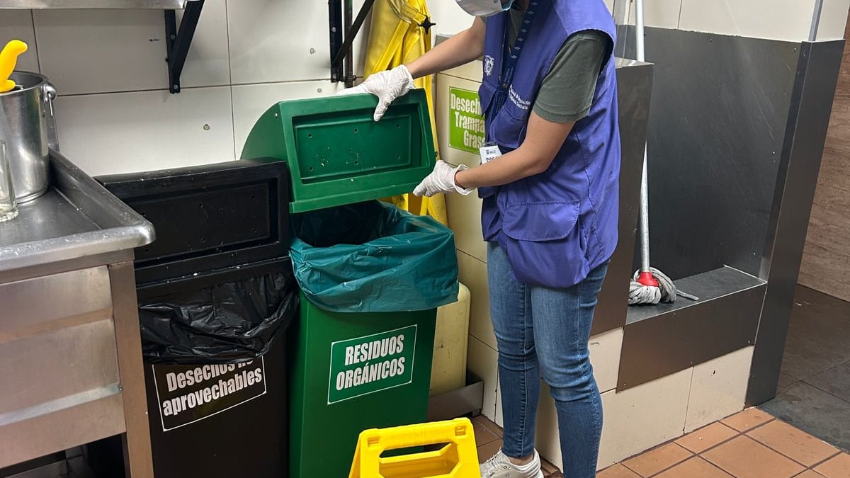 ARCSA revisa el manejo de la basura de los restaurantes en la avenida República de El Salvador por plaga de ratas
