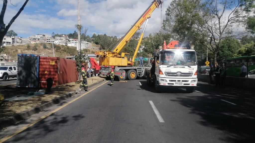 Cierre en la Simón Bolívar y Autopista General Rumiñahui por volcamiento de tráiler