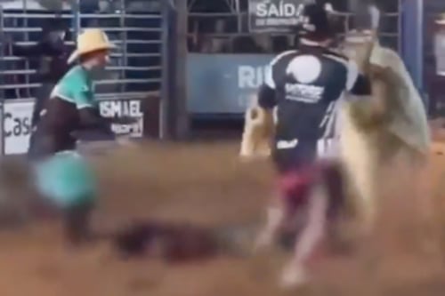 Jinete muere tras ser derribado y pisoteado por un toro durante evento
