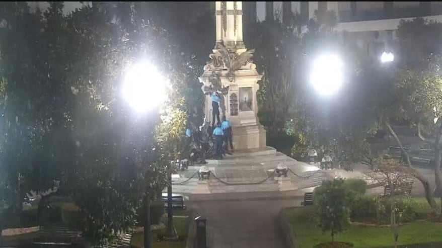 Intento de robo de piezas del monumento a la Independencia