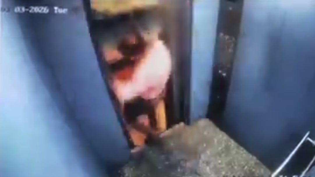 VIDEO: Hombre se salva de morir aplastado por un ascensor