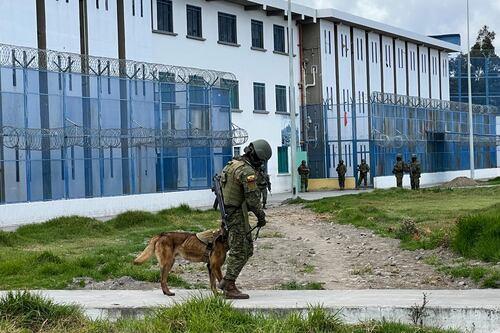 Soldados que intentaron ingresar celulares a la cárcel de Cotopaxi serán separados de las Fuerzas Armadas 