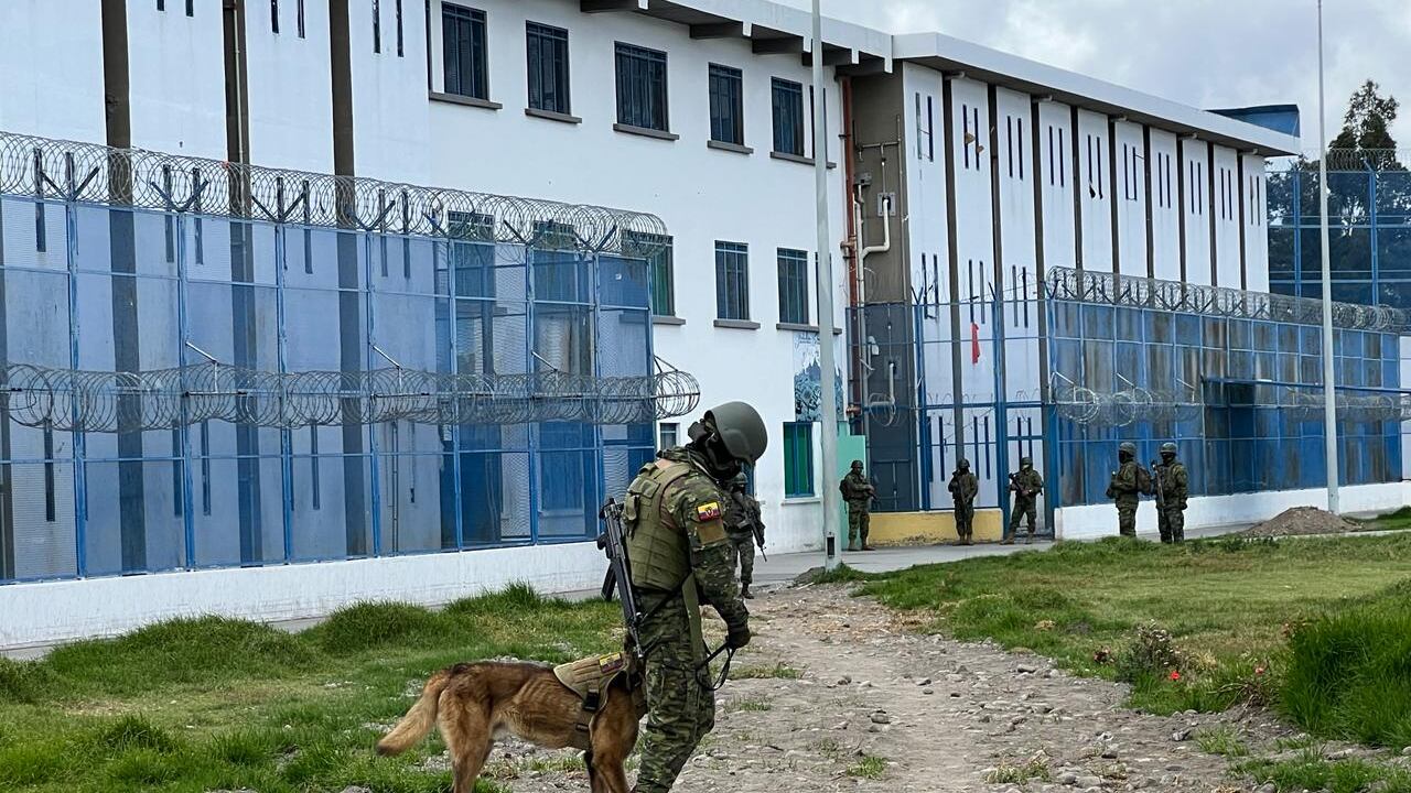 ¡Con vigilancia militar! Así fue cómo se fugaron tres reos de la Cárcel de Cotopaxi.