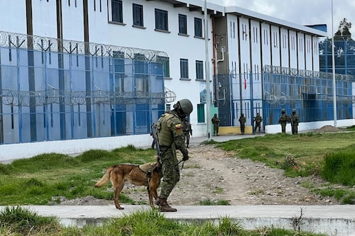 Soldados que intentaron ingresar celulares a la cárcel de Cotopaxi serán separados de las Fuerzas Armadas 