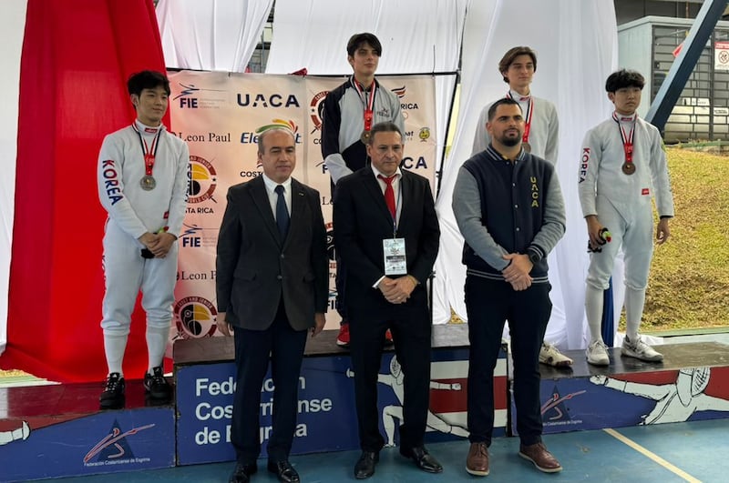 Tomás AGguinaga, deportista ecuatoriano en esgrima