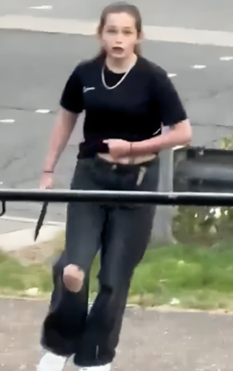 Video viral: detenida adolescente que defendió a su hermana con machete y hacha en Escocia