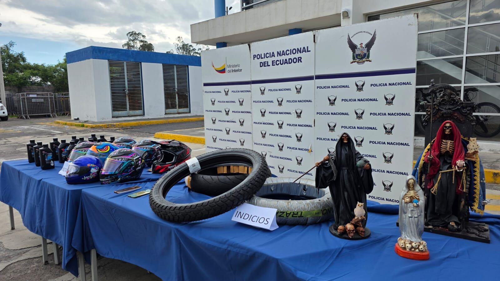 Sujetos usaron comprobantes falsos para estafar con más USD 2.000 a local de motocicletas en Cumbayá, Quito. Foto: Policía Nacional