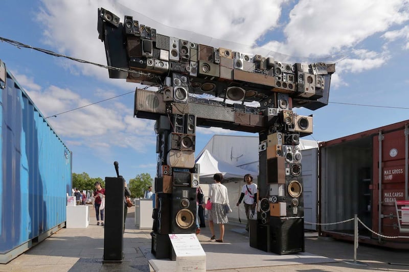 El artista alemán Benoît Maubrey ha dedicado más de cuatro décadas a transformar altavoces desechados en esculturas monumentales e interactivas. Foto: Benoit Maubrey.
