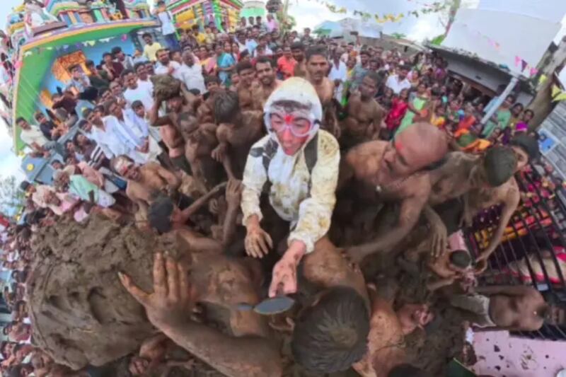 Tyler Oliveira terminó cubierto de estiércol durante el festival Gorehabba en India.