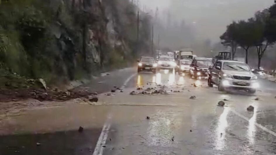 Deslizamiento de tierra provoca congestión en la Av. Simón Bolívar, en Quito