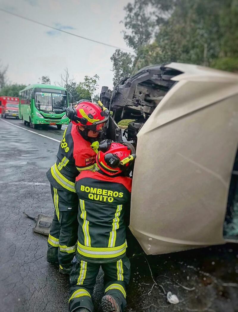 Vehículo volcado en la Simón Bolívar