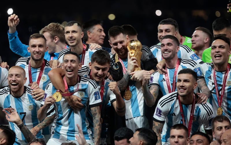 Fotografía de Juan Ignacio Roncoroni, en la que puede verse en una imagen de archivo del 18 de diciembre de 2022 a jugadores de Argentina con el trofeo de la Copa del Mundo conquistado en Catar 2022. EFE
