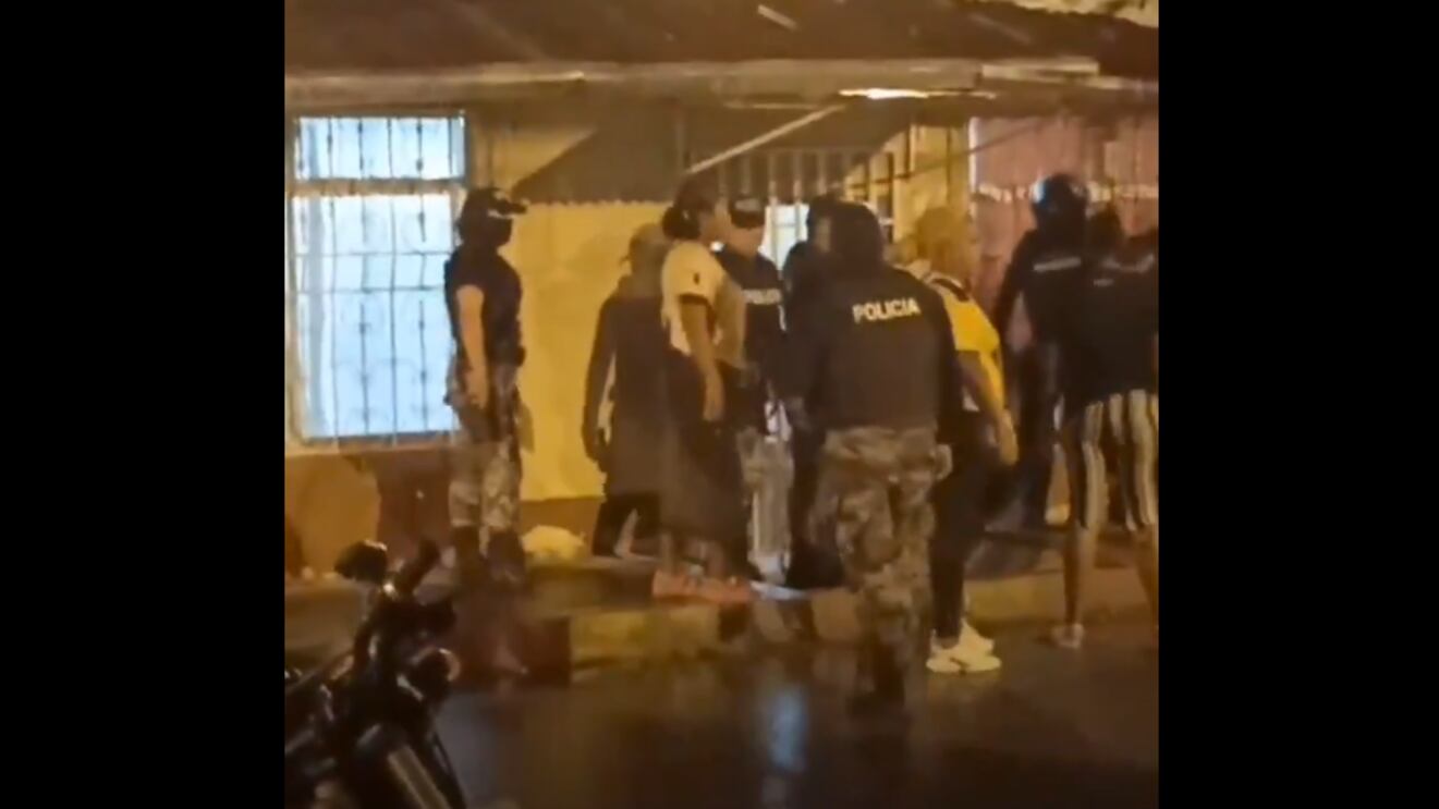 Dos hermanos y un amigo fueron asesinados dentro de una casa en Esmeraldas