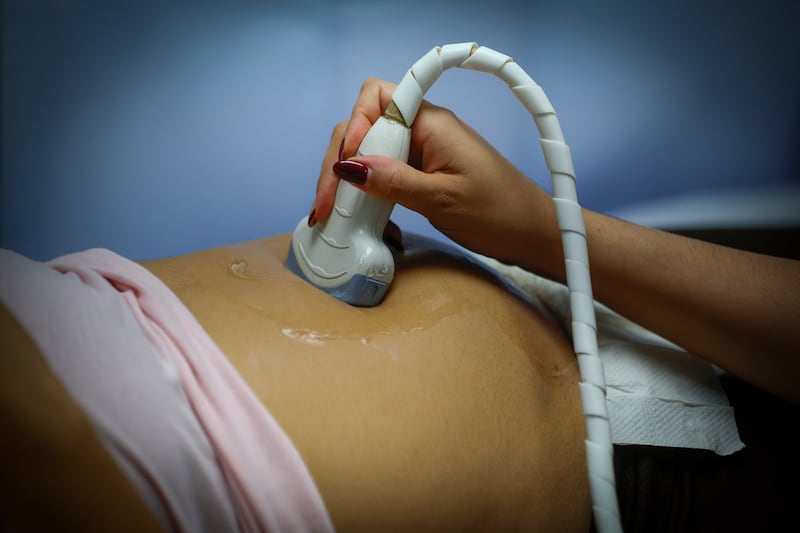 Fotografía de archivo de una mujer embarazada que se realiza una ecografía. EFE/ Francisco Guasco