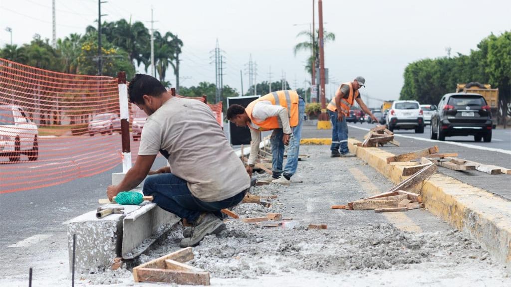 En la vía a Samborondón construirán tres nuevos retornos.