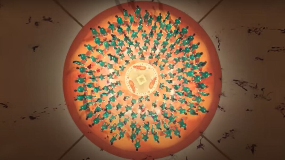 El director de cine hizo un popular juego que apareció igual en una de las escenas la nueva temporada de 'El Juego del Calamar'.