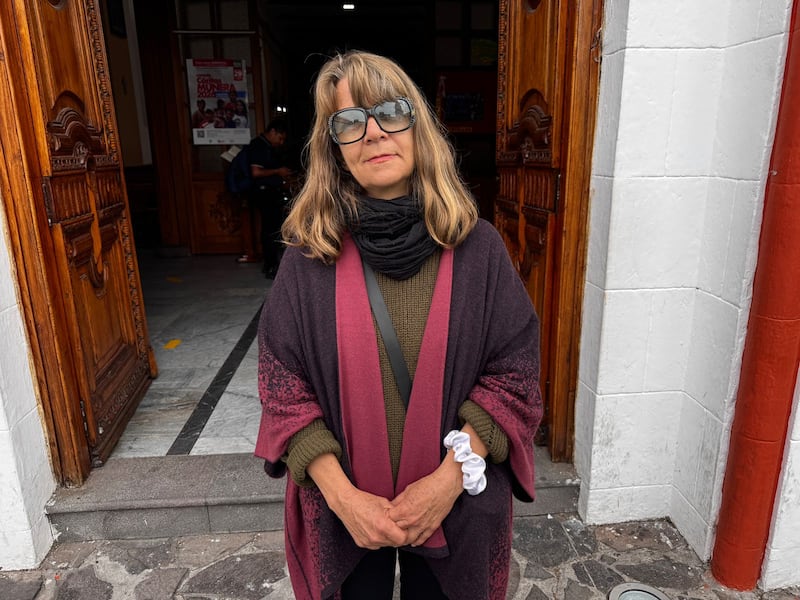 Dos sujetos fueron captados saliendo de la casa del padre Max en Quito, según la Policía