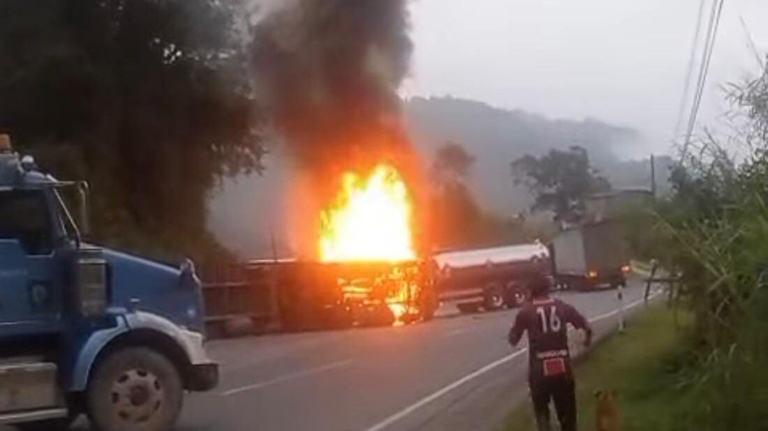 Trailer se incendia en la vía Alóag- Santo Domingo