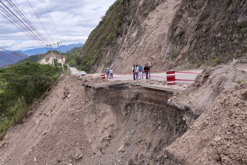Trabajos de rehabilitación avanzan en el km 50 de la vía Cuenca – Girón – Pasaje
