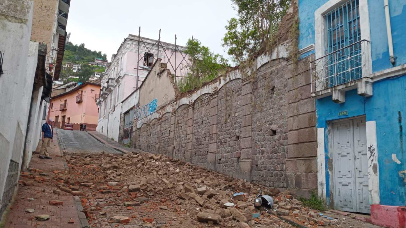 Momento en que colapsó el muro de una casa patrimonial del Centro Histórico