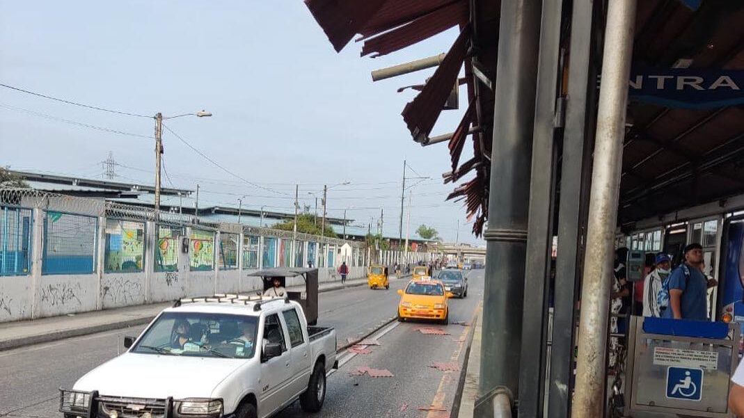 Los daños que sufrió la parte lateral del paradero de la metrovía en el sector Las Esclusas, motivó a su cierre parcial.