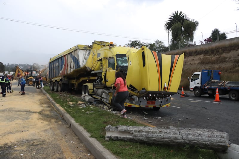 Así quedaron los vehículos tras accidente donde tres personas murieron calcinadas en la Ruta Viva, en Quito