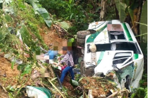 Buseta cae a un abismo en la vía Cuenca–Molleturo