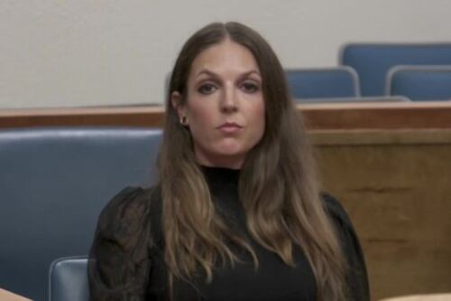 Enfermera de 35 años recibe condena por abuso sexual contra menor en Florida.