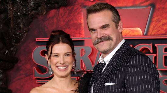 Millie Bobby Brown se presenta junto a David Harbour