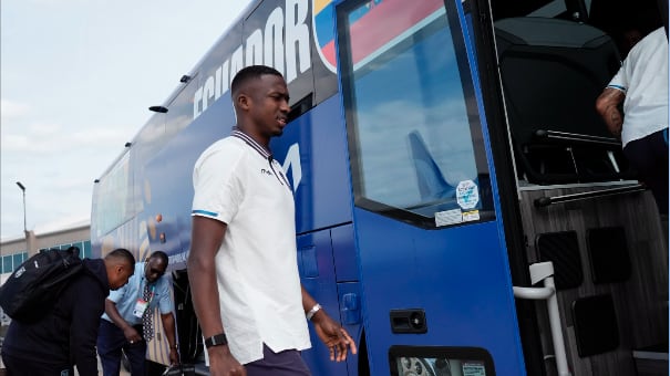 El defensa central de la Tricolor, William Pacho, llega con la delegación tricolor a Kansas City para enfrentar a Curazao.