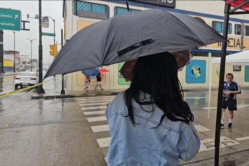Guayaquileños salen a las urnas pese a la lluvia