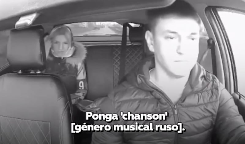 Pasajera en Rusia amenazó a un taxista con machete por la música del vehículo.