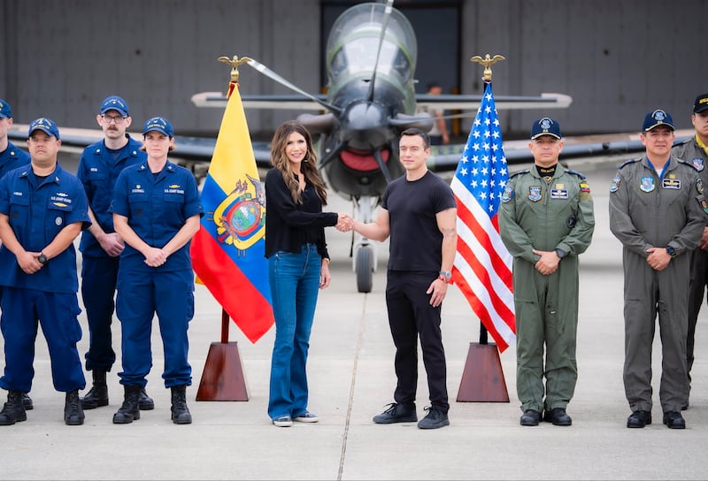 Kristi Noem destaca cooperación con Ecuador en visita estratégica.
