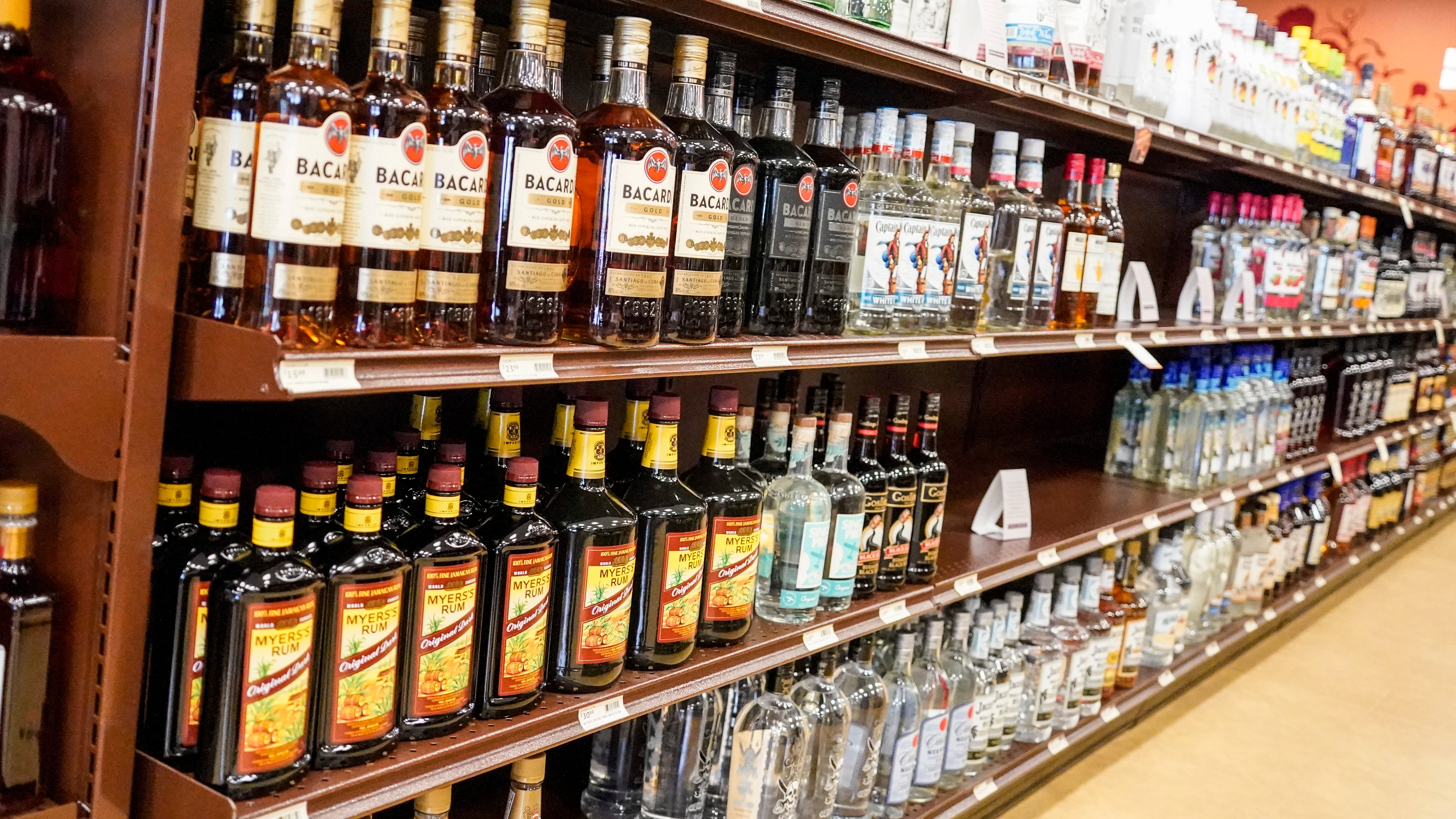Anaqueles de una tienda exhiben botellas de ron para su venta en una tienda de vinos y licores de Harmony, Pensilvania, el sábado 22 de enero de 2022. (AP Foto/Keith Srakocic, archivo)