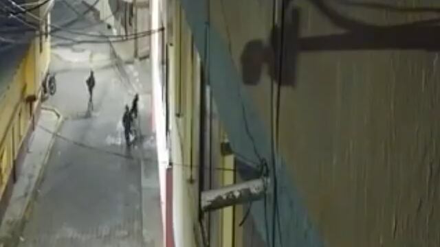 Cámara captó el momento en que delincuentes asaltaron a una pareja en el sur de Quito