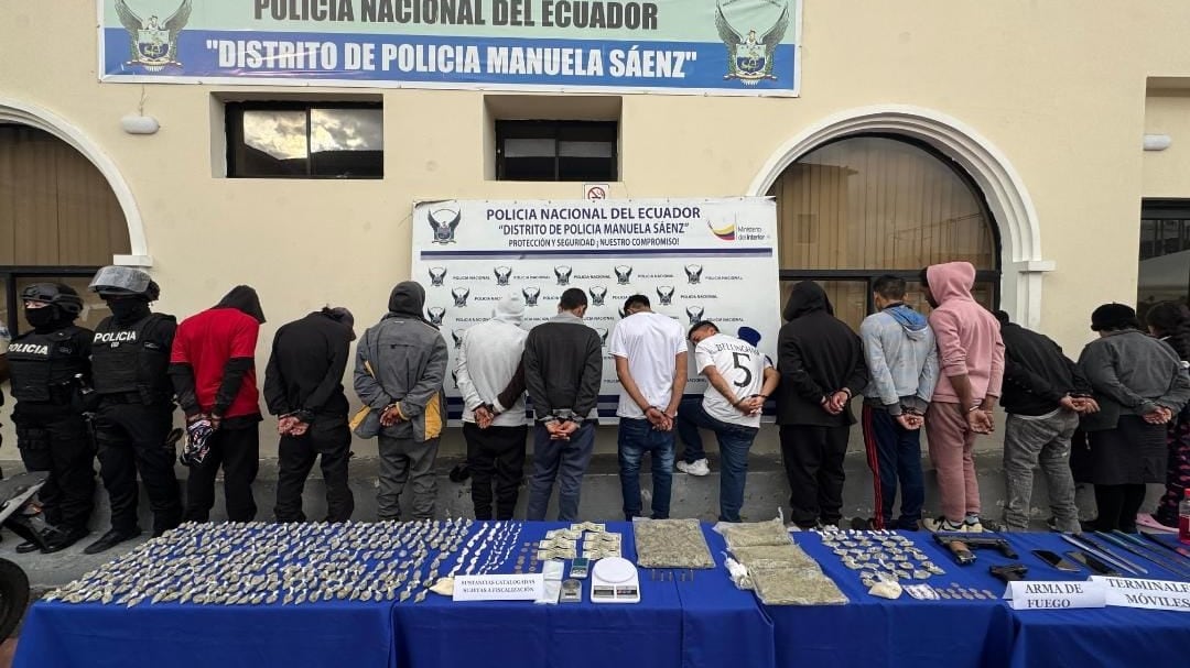 Aprehenden a presuntos miembros de Los Lobos con drogas, armas y vehículos robados en el centro histórico de Quito