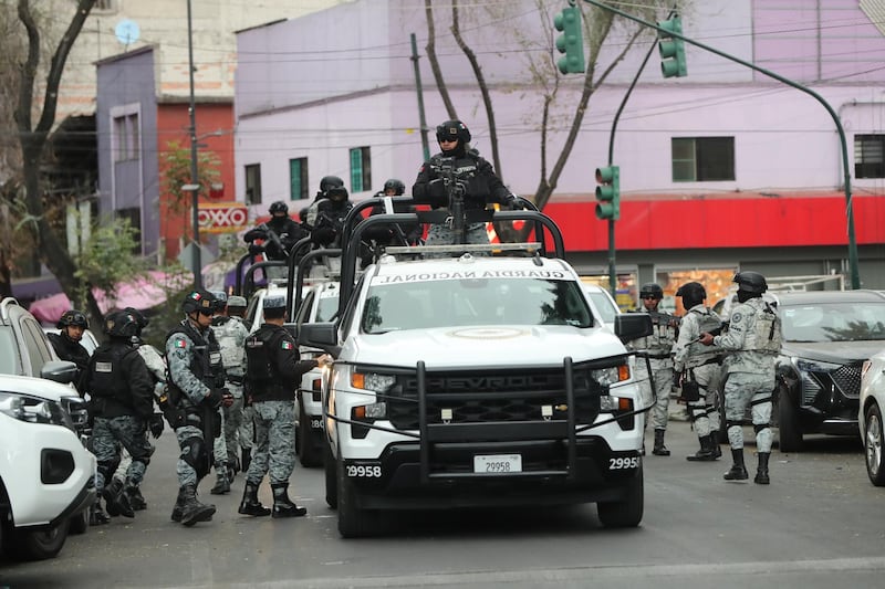 Integrantes de la Guardia Nacional resguardan la zona donde trasladaron el cuerpo de Nemesio Rubén Oseguera Cervantes, alias 'El Mencho', líder del Cártel Jalisco Nueva Generación (CJNG) abatido en Ciudad de México (México). EFE/ Mario Guzmán