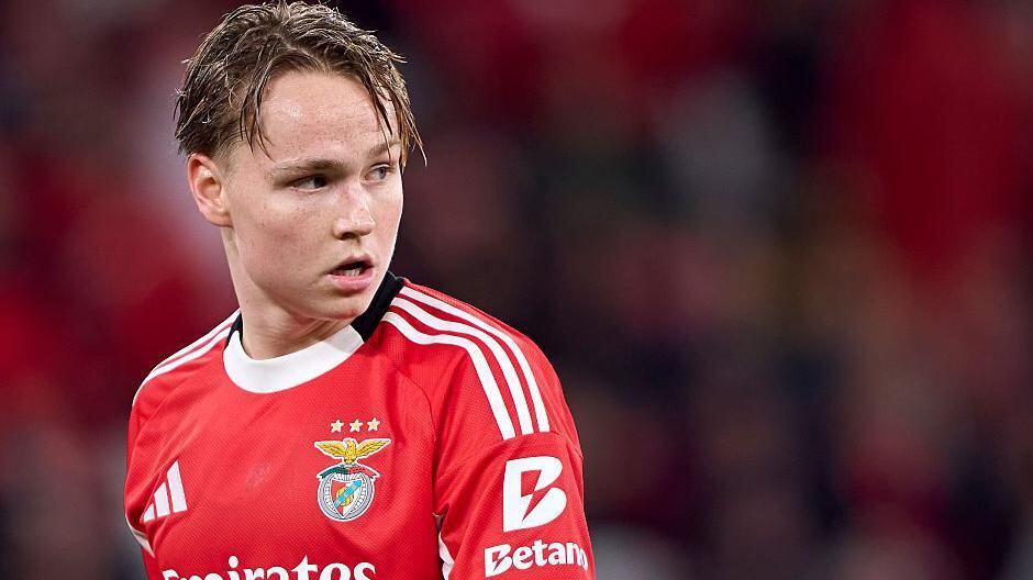 Andreas Schjelderup con el Benfica
