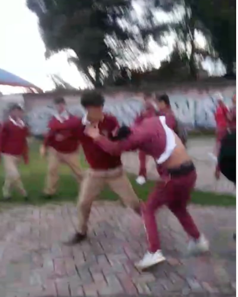 Quito: estudiantes de intercambiaron golpes en Cotocollao.