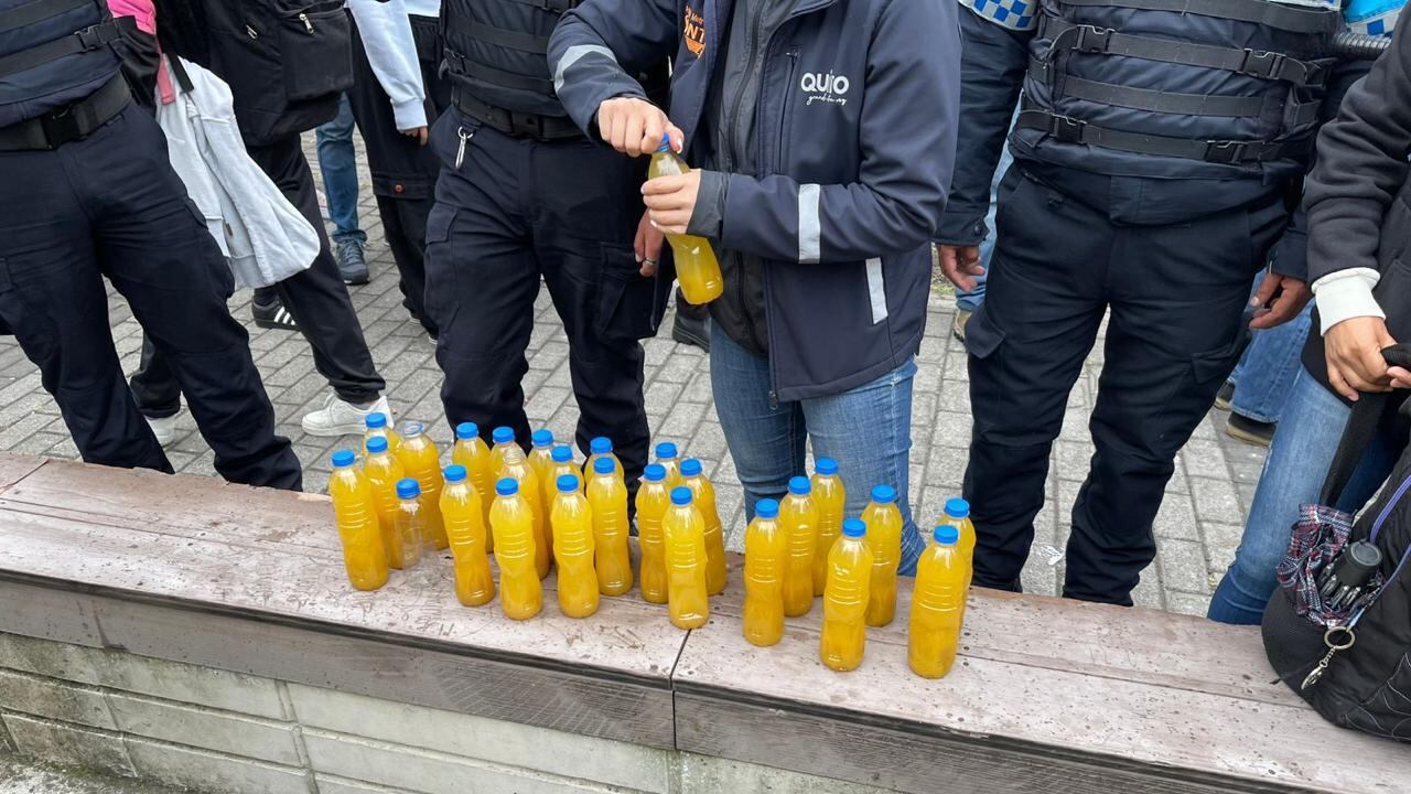 Parte de los casi 5,000 litros de alcohol retenidos durante Fiestas de Quito.