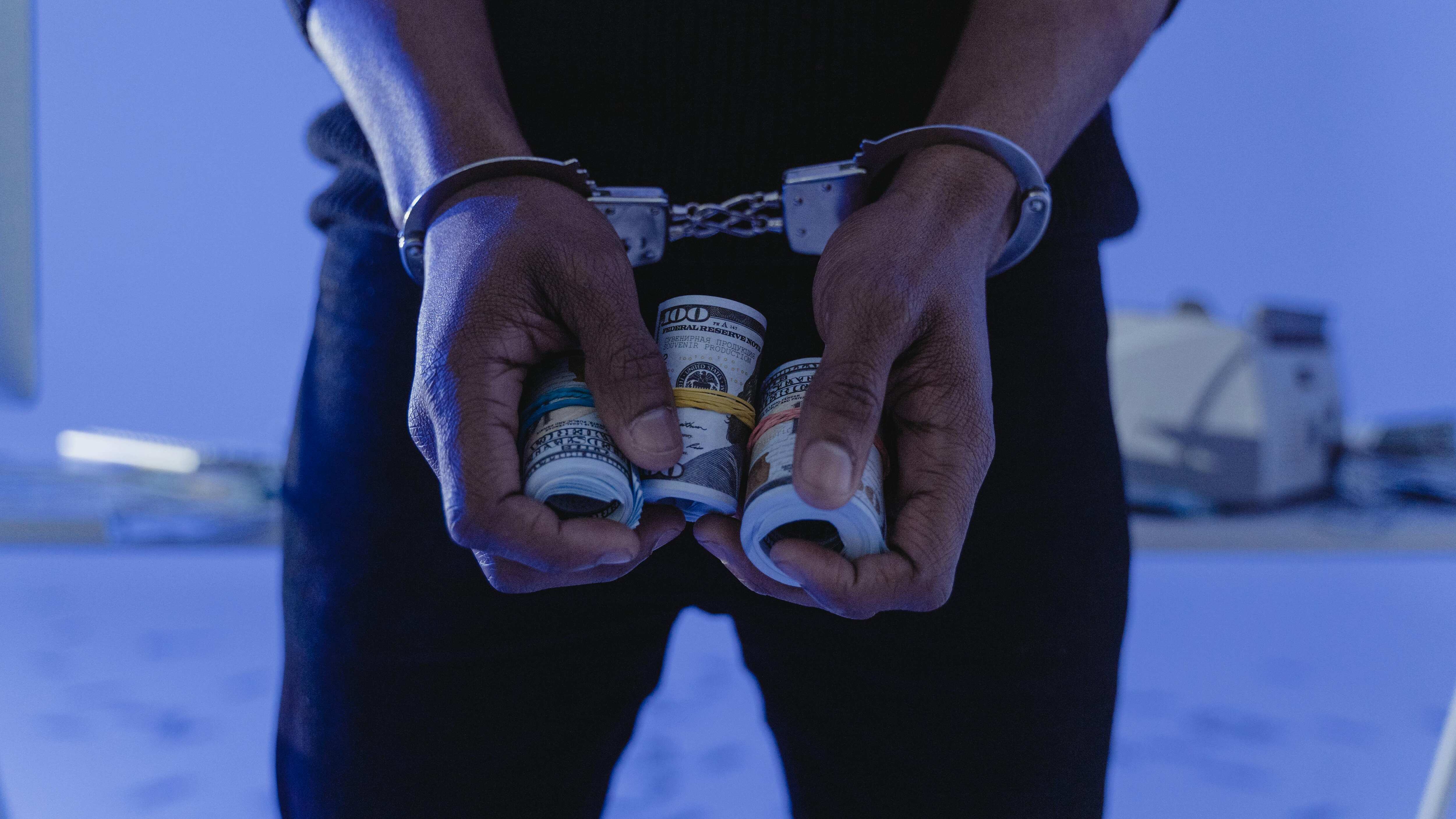 Contrató a sujetos para robarle a su propio padre de 92 años más de USD 4.000 en Ecuador