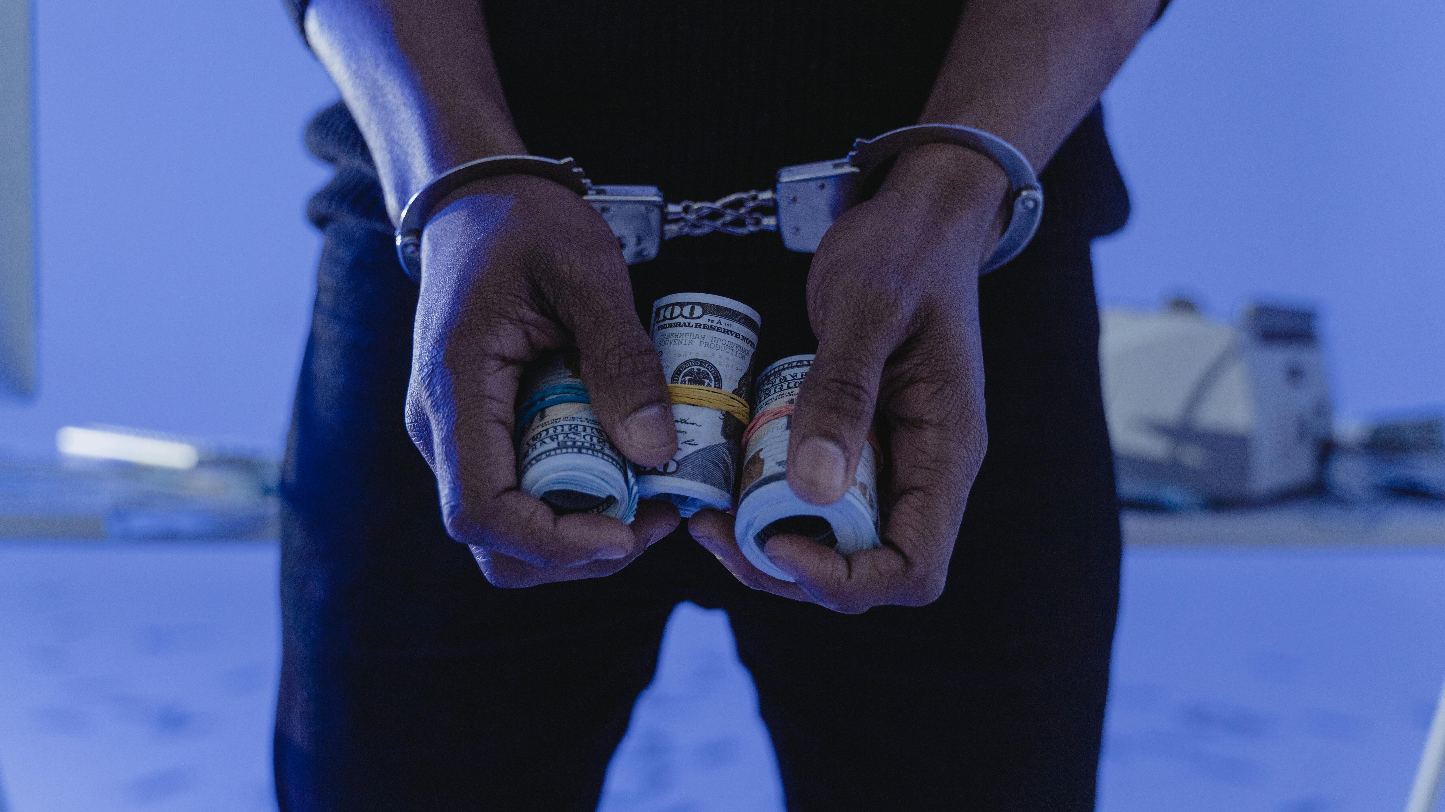 Contrató a sujetos para robarle a su propio padre de 92 años más de USD 4.000 en Ecuador