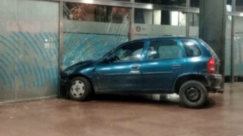 El hombre chocó el auto contra el banco porque le habrían negado un crédito. (Foto: gentileza Telenoche).