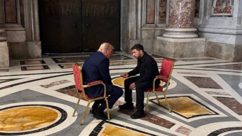 Trump y Zelenski en el Vaticano