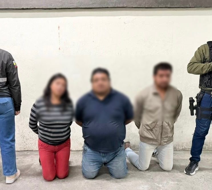 Tres detenidos por extorsión a comerciante en Quito