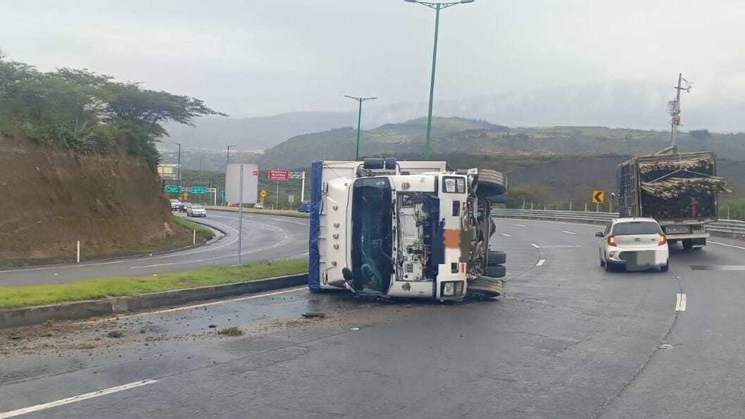 Un camión se volcó en la vía a Guayllabamba, en Quito