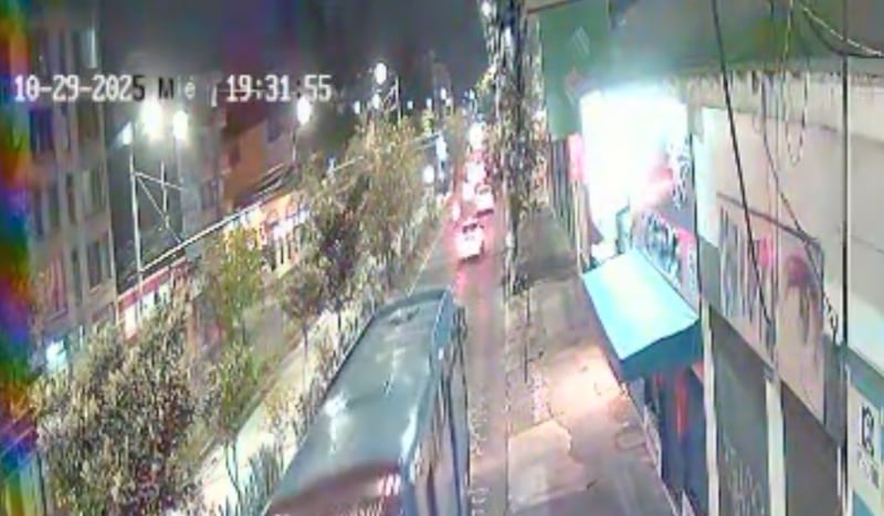 Cámaras captaron el momento en que peatón fue atropellado por un bus en la avenida 10 de Agosto, norte de Quito